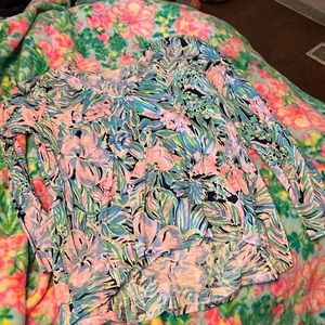 Beautiful the neck T-shirt, bright colors